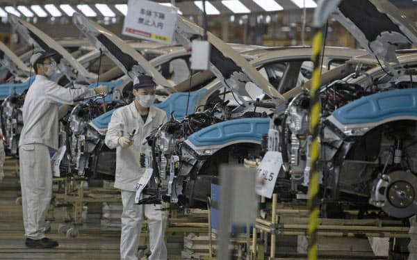 販売が回復している自動車の生産が全体をけん引した(中国・武安市)=AP