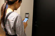 利用者宅の玄関の鍵はスタッフがスマートフォンで解錠できる(カジーのサービスの利用イメージ) 利用者宅の玄関の鍵はスタッフがスマートフォンで解錠できる(カジーのサービスの利用イメージ)