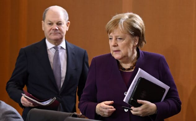 ドイツのメルケル首相(右)が欧州復興基金創設の提案や3日に発表した大規模な刺激策を決めた背景にはショルツ財務相による説得が大きく影響しているという=ロイター ドイツのメルケル首相(右)が欧州復興基金創設の提案や3日に発表した大規模な刺激策を決めた背景にはショルツ財務相による説得が大きく影響しているという=ロイター
