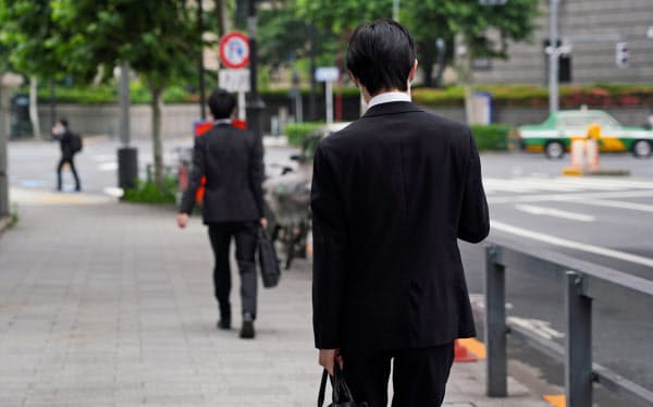面接に向かう就活生(6月上旬、都内)