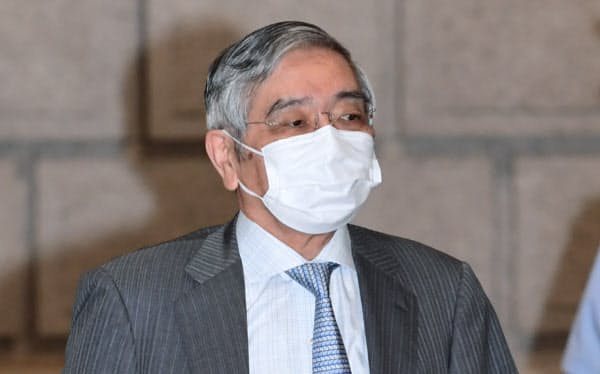 金融政策決定会合に出席するため日銀本店に入る黒田総裁(16日午前、東京都中央区)