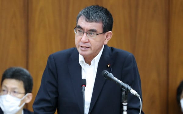 衆院安保委で答弁する河野防衛相(16日午前)