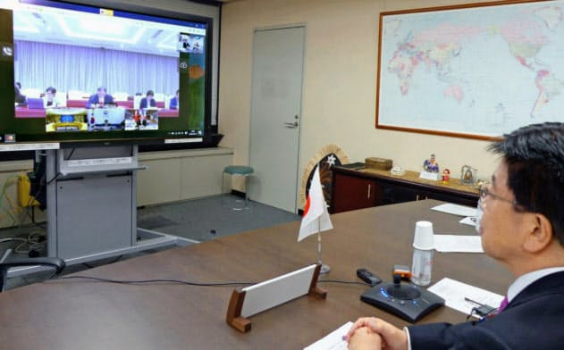 テレビ会議方式で開催された、日中韓3カ国の保健相会合に参加する加藤厚労相(手前) テレビ会議方式で開催された、日中韓3カ国の保健相会合に参加する加藤厚労相(手前)