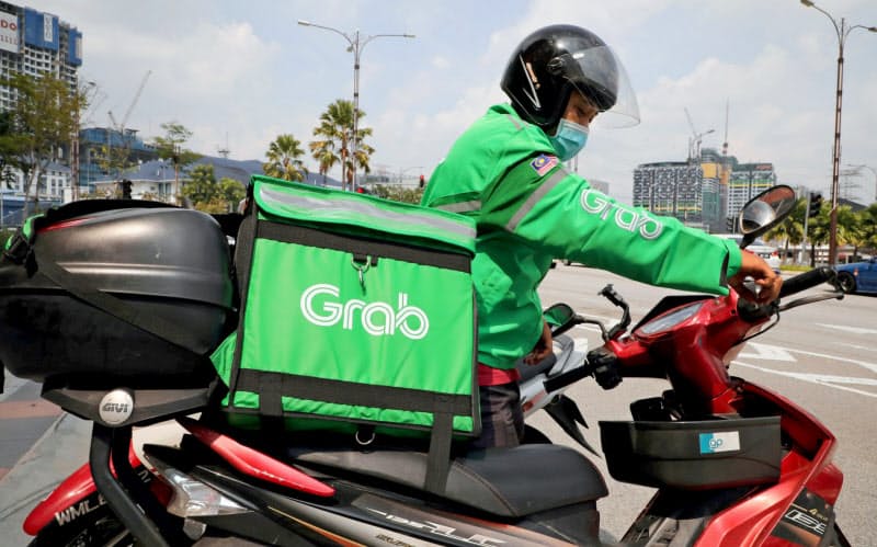 配車サービス大手のグラブ(シンガポール)も6月、全社員の約5%に相当する360人の解雇を発表した=ロイター 配車サービス大手のグラブ(シンガポール)も6月、全社員の約5%に相当する360人の解雇を発表した=ロイター