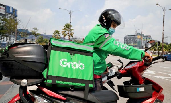 配車サービス大手のグラブ(シンガポール)も6月、全社員の約5%に相当する360人の解雇を発表した=ロイター