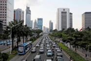 ジャカルタでは6月に入り行動制限が一部緩和され、悪名高い交通渋滞も目立ち始めた(8日)=ロイター ジャカルタでは6月に入り行動制限が一部緩和され、悪名高い交通渋滞も目立ち始めた(8日)=ロイター