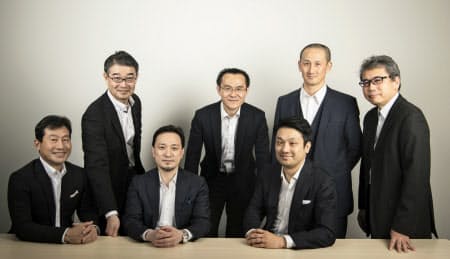 みやこキャピタルはスタートアップ企業への投資・助言を通じて関西発の次世代技術の確立を目指す(山口さんは左から3人目)