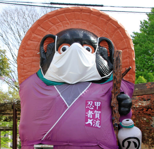 映えスポ 信楽駅のたぬき像 日本経済新聞