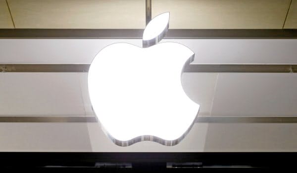 EUの欧州委員会はアップルペイなどを独禁法違反の疑いで調査する=ロイター