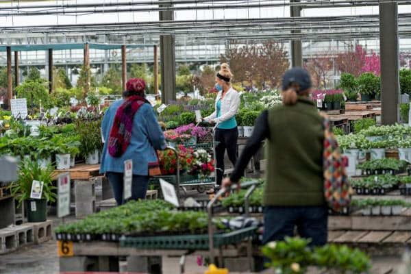 5月の米小売売上高は、経済活動の再開を受け急増した(園芸店で買い物をする消費者、米ニューヨーク州)=ロイター