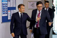 16日、新工場整備を発表したサノフィのハドソンCEO(右)とマクロン仏大統領=ロイター 16日、新工場整備を発表したサノフィのハドソンCEO(右)とマクロン仏大統領=ロイター