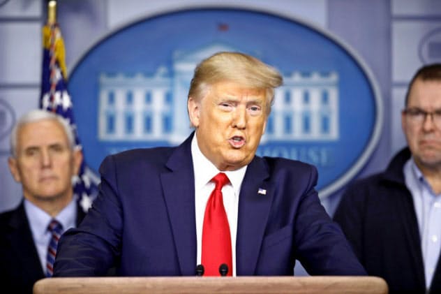 3月22日、米ホワイトハウスで新型コロナウイルス対策について記者会見するトランプ大統領=AP 3月22日、米ホワイトハウスで新型コロナウイルス対策について記者会見するトランプ大統領=AP