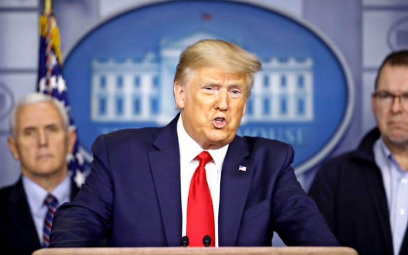 3月22日、米ホワイトハウスで新型コロナウイルス対策について記者会見するトランプ大統領=AP 3月22日、米ホワイトハウスで新型コロナウイルス対策について記者会見するトランプ大統領=AP