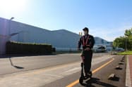 宮田工場内で従業員が電動キックボードを使って移動できるようにする(福岡県宮若市) 宮田工場内で従業員が電動キックボードを使って移動できるようにする(福岡県宮若市)