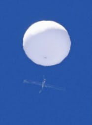 仙台市の上空に浮かんだ風船のような白い球体(17日午前)=共同 仙台市の上空に浮かんだ風船のような白い球体(17日午前)=共同