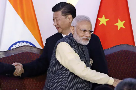 新興5カ国(BRICS)首脳会議に出席したインドのモディ首相(手前)と中国の習近平国家主席=2016年10月16日、インド・ゴア州(AP=共同)