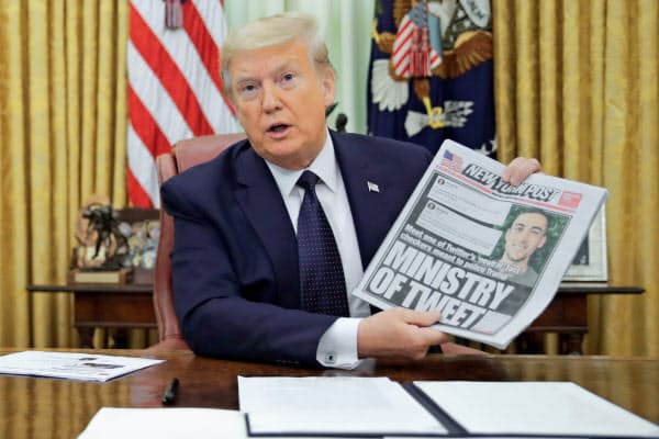 トランプ大統領はSNSへの規制を強化する大統領令に署名した(5月28日、ホワイトハウス)=ロイター