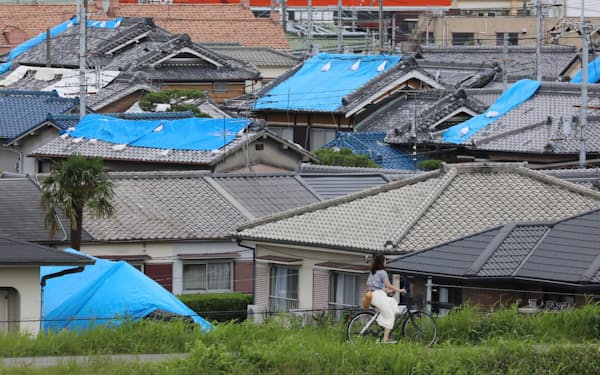 屋根がブルーシートで覆われた家屋(2018年6月、大阪府高槻市)