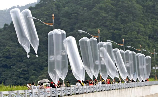 韓国の脱北者団体が北朝鮮に飛ばしている大型風船(写真は2010年7月のもの)=AP 韓国の脱北者団体が北朝鮮に飛ばしている大型風船(写真は2010年7月のもの)=AP