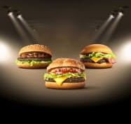 マクドナルドが発売する3種のバーガー。カナダ(中央)、イギリス(右)で販売した商品をもとに開発した。人気の「かるびマック」も同時に発売する マクドナルドが発売する3種のバーガー。カナダ(中央)、イギリス(右)で販売した商品をもとに開発した。人気の「かるびマック」も同時に発売する