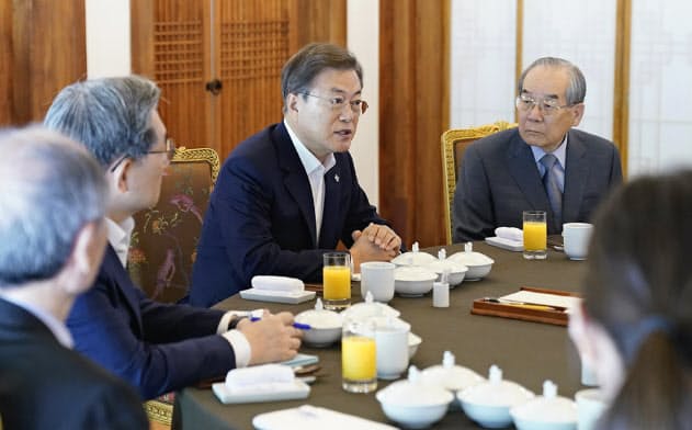 歴代の南北交渉経験者と懇談する文在寅大統領 歴代の南北交渉経験者と懇談する文在寅大統領