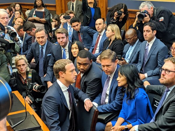 米フェイスブックのマーク・ザッカーバーグ最高経営責任者(CEO)は政治広告の規制でも批判を浴びている(19年10月、米ワシントン)