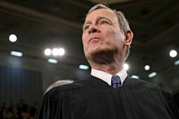 ロバーツ米最高裁長官は判事を痛烈に批判するトランプ大統領に反論する異例の声明を出したことがある=ロイター