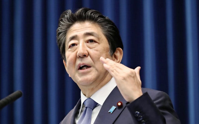 安倍晋三首相は2021年9月までの自民党総裁任期内の憲法改正をめざす(6月18日)=共同 安倍晋三首相は2021年9月までの自民党総裁任期内の憲法改正をめざす(6月18日)=共同
