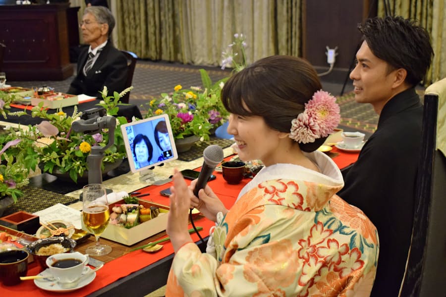 新型コロナ コロナ禍での結婚式 スクリーン越しの おめでとう 日本経済新聞