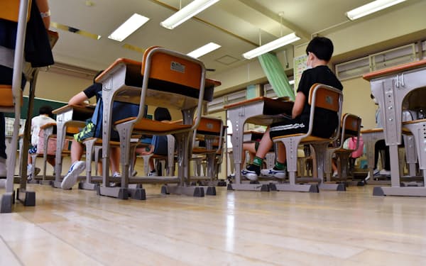 分散登校で間隔を空けて座るなど、感染予防策をとって再開した小学校（6月1日、東京都内）