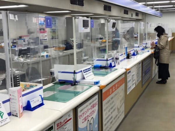 北洋銀行では店舗の窓口をアクリル板で覆うなどの対策を続ける(札幌市内の店舗)