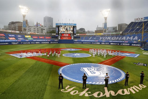 約3カ月遅れの開幕戦を前に、医療従事者へ感謝の拍手を送るDeNAナイン(右)と広島ナイン=19日、横浜スタジアム 約3カ月遅れの開幕戦を前に、医療従事者へ感謝の拍手を送るDeNAナイン(右)と広島ナイン=19日、横浜スタジアム
