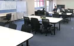 原則テレワークとなったリブ・サーチのオフィスは、パソコンなどがなくなり閑散としていた(福岡市) 原則テレワークとなったリブ・サーチのオフィスは、パソコンなどがなくなり閑散としていた(福岡市)