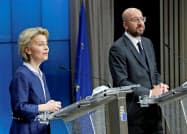 19日、記者会見をするEUのミシェル大統領(右)とフォンデアライエン欧州委員長=ロイター 19日、記者会見をするEUのミシェル大統領(右)とフォンデアライエン欧州委員長=ロイター
