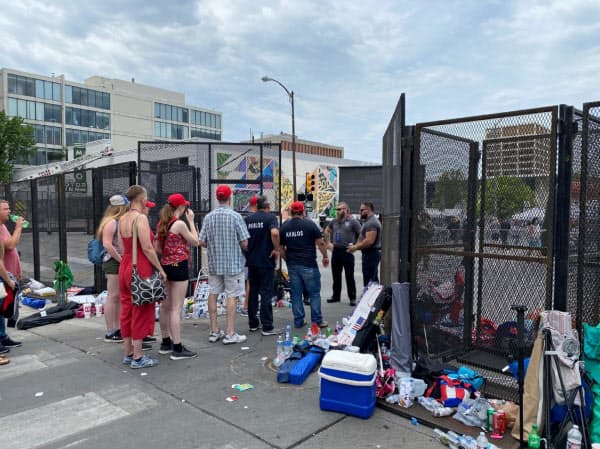 トランプ大統領の選挙集会の会場に向かう参加者は検問所でチェックを受ける(オクラホマ州タルサ)