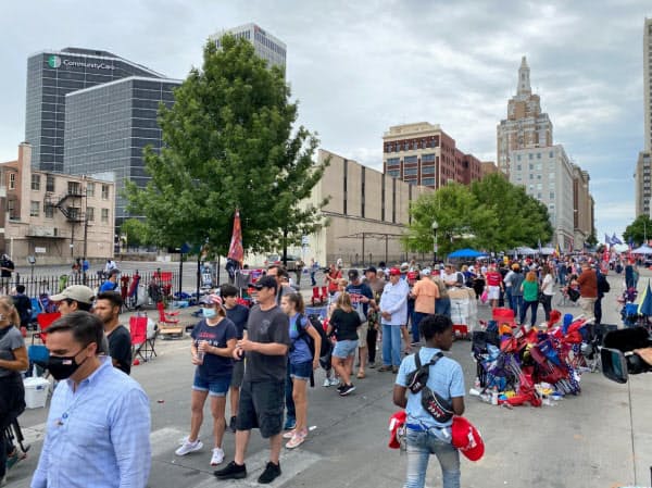 トランプ大統領の集会の参加者にはマスクを着用していない人の姿が目立つ(オクラホマ州タルサ)