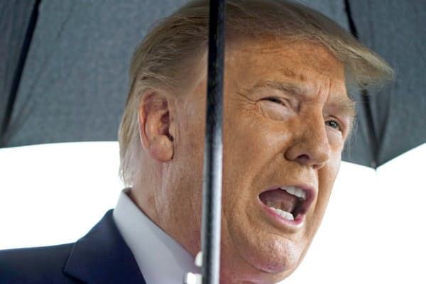 米ニューヨーク州の検事はトランプ大統領の側近や関連組織を捜査してきた(20日、ワシントン)=ロイター
