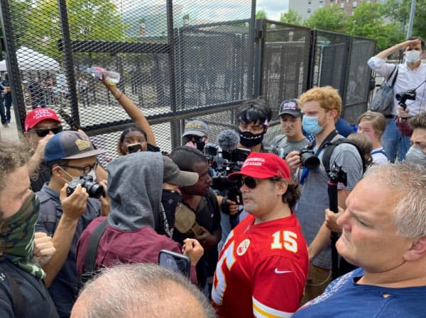 トランプ大統領の支持者と「反トランプ」のデモ参加者が言い争う場面も(オクラホマ州タルサ)