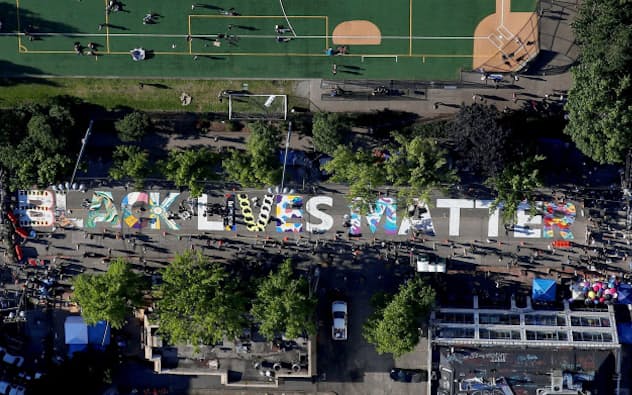 アーティストたちによって通りに「BLACK LIVES MATTER」の文字が描かれた=ロイター アーティストたちによって通りに「BLACK LIVES MATTER」の文字が描かれた=ロイター