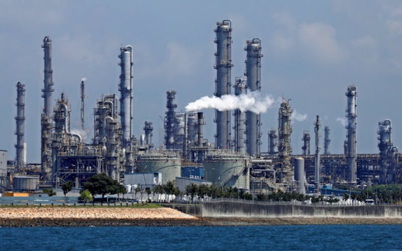 石油メジャーによる原油関連の減損が相次ぐ(英蘭ロイヤル・ダッチ・シェルの製油所=ロイター) 石油メジャーによる原油関連の減損が相次ぐ(英蘭ロイヤル・ダッチ・シェルの製油所=ロイター)