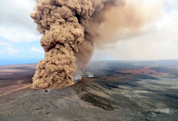 直前の豪雨 噴火の引き金 ハワイ キラウエア火山 写真 Upi共同 日本経済新聞