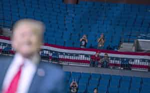 トランプ米大統領の20日の選挙集会は空席が目立った(オクラホマ州)=AP トランプ米大統領の20日の選挙集会は空席が目立った(オクラホマ州)=AP