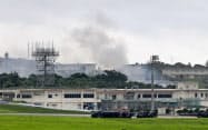 建物から出火し白煙が上がる米軍嘉手納基地(22日午前11時55分、沖縄県嘉手納町)=共同 建物から出火し白煙が上がる米軍嘉手納基地(22日午前11時55分、沖縄県嘉手納町)=共同