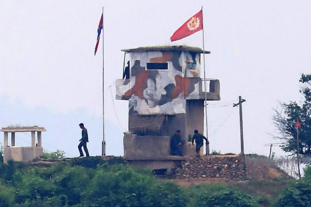 北朝鮮側は韓国を批判するビラを散布すると予告している(18日、韓国・坡州市の境界付近)=AP 北朝鮮側は韓国を批判するビラを散布すると予告している(18日、韓国・坡州市の境界付近)=AP