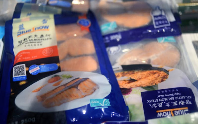 SNS上の噂で冷凍サーモンが北京の食卓から消えた=ロイター SNS上の噂で冷凍サーモンが北京の食卓から消えた=ロイター