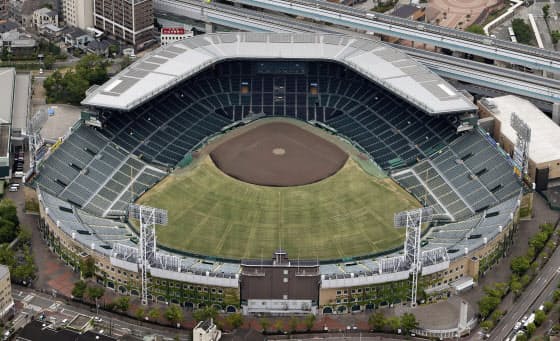 交流試合の開催で、選抜高校野球に出場するはずだった32校の球児は憧れの甲子園でプレーできることに=共同