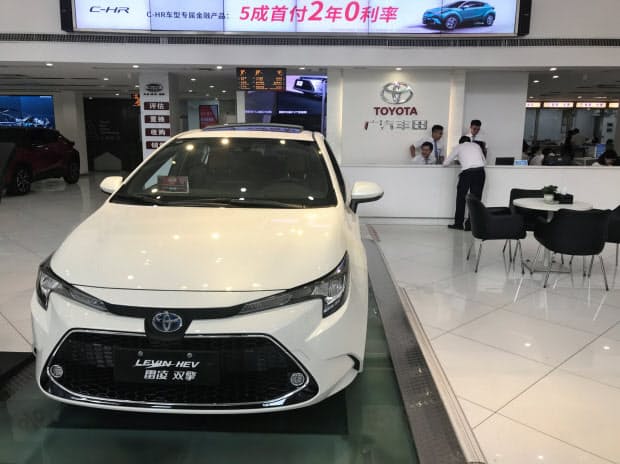 中国政府によるハイブリッド車(HV)などの低燃費車を優遇する政策は、トヨタ自動車などに追い風になりそうだ(19年末、広東省広州市のトヨタ販売店)