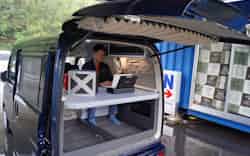 同社がこれまでに製作しているキャンピングカー(写真)でもテレワークはできるが、机や電源を充実させ、さらに快適に仕事ができる車を開発する 同社がこれまでに製作しているキャンピングカー(写真)でもテレワークはできるが、机や電源を充実させ、さらに快適に仕事ができる車を開発する