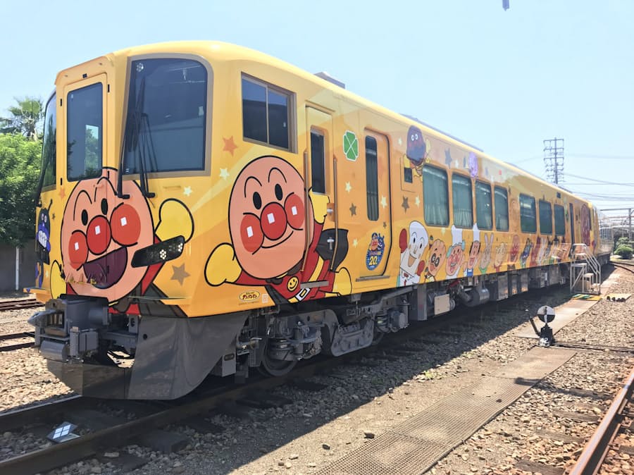 新しい アンパンマン列車 公開 Jr四国 日本経済新聞
