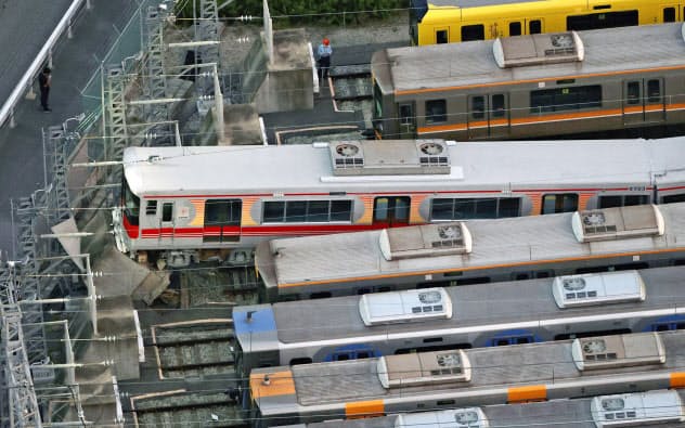 兵庫県尼崎市で脱線した電車(22日)=共同 兵庫県尼崎市で脱線した電車(22日)=共同